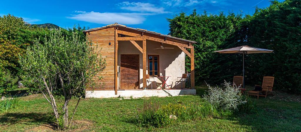 La Roseraie-drôme Couette-café *